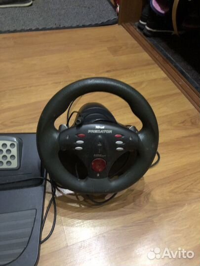 Игровой руль с педалями trust predator