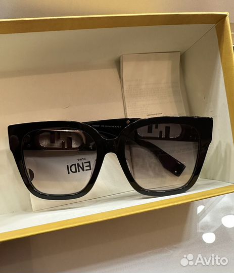 Солнцезащитные очки женские fendi