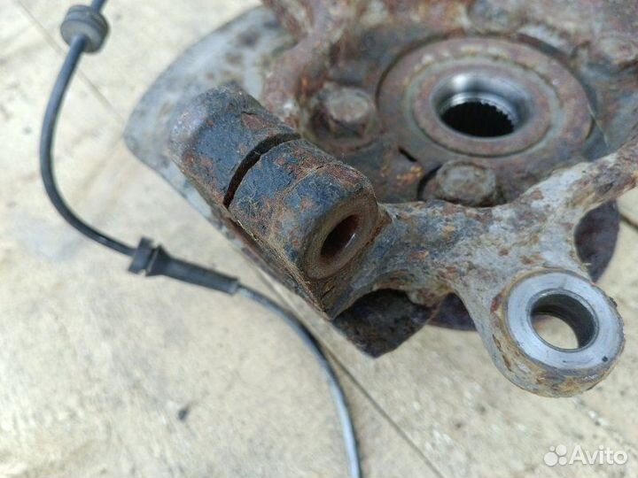 Кулак поворотный передний левый Nissan X-Trail T31