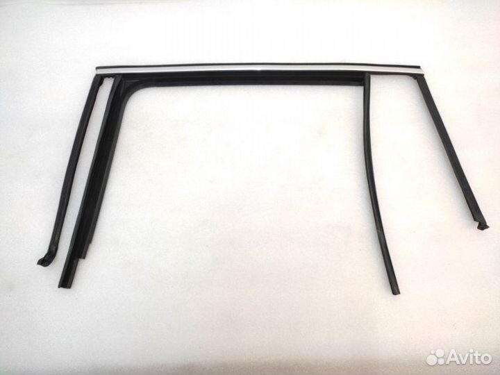 Уплотнитель стекла двери задний левый Volkswagen