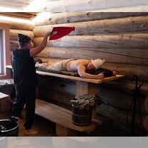 Трусики жоқ жас әйелдің суреті