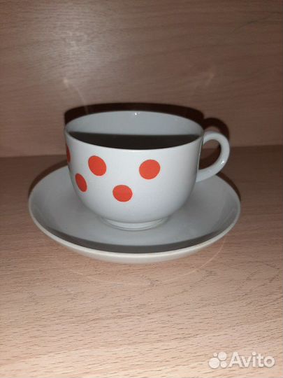 Фарфоровые чашки с блюдцами