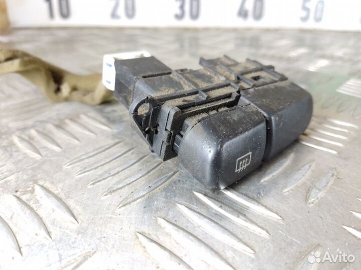 Кнопка обогрева стекла Mitsubishi Carisma 2000 200