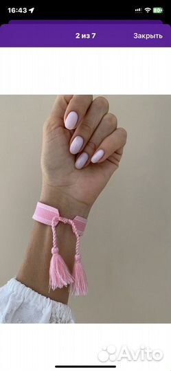 Модный плетеный браслет с кисточками