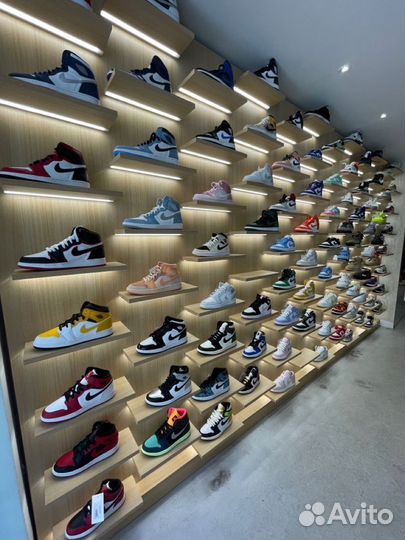 Продавец консультант в шоурум одежды и обуви