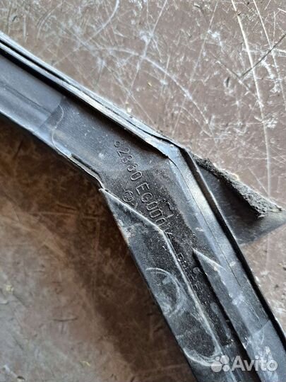 Уплотнитель стекла двери задний Nissan Fuga