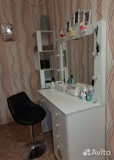 Туалетный столик с зеркалом, стеллаж, стул