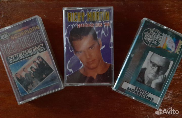 Аудиокассеты с записью, подставка для кассет