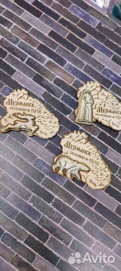 Магнит из дерева с костью оленя