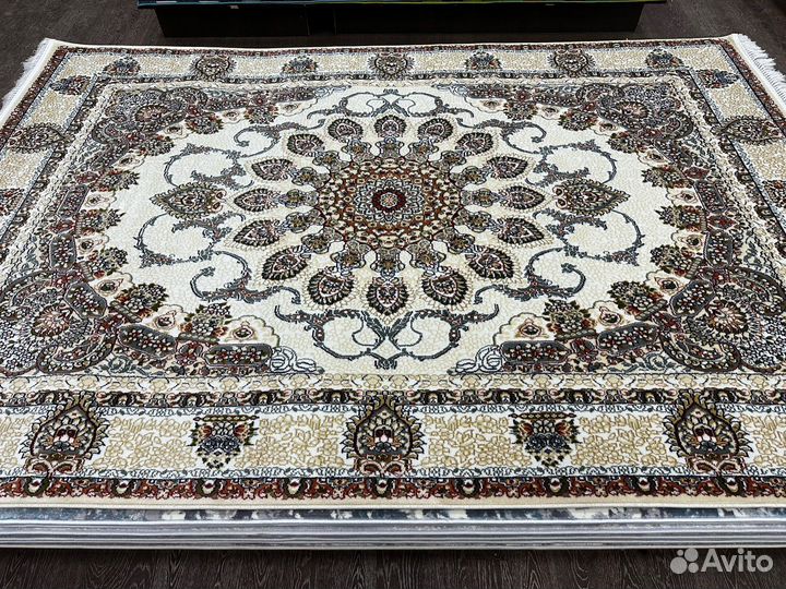 Ковер классический, бежевый