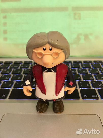 Бабушка игрушка (пластик)