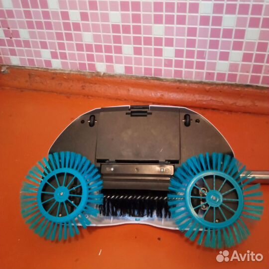 Механическая щетка для уборки пола