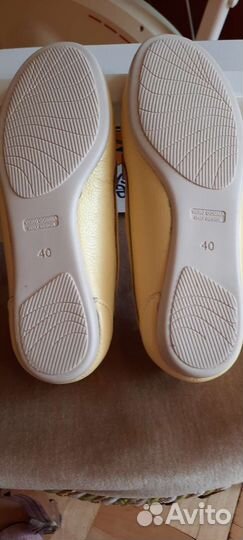 Туфли замшевые и желтые макасины