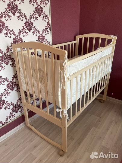 Кроватка детская с матрасом на колесах