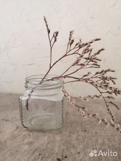 Стеклянная банка с завинчивающейся крышкой