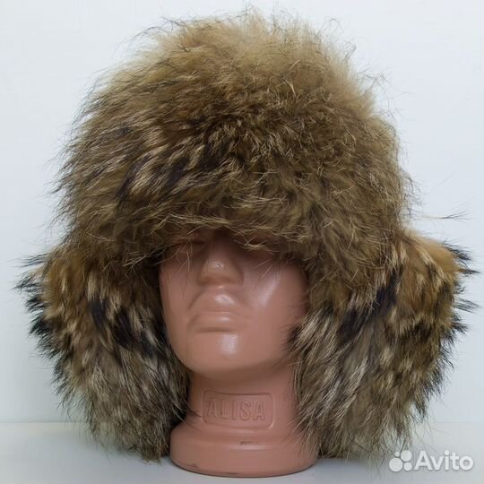 Шапка-ушанка из меха енота и натуральной кожи