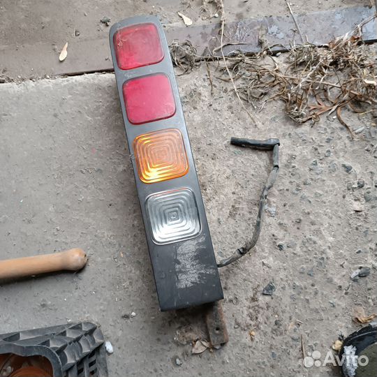 Фонарь задний Nissan Cube Z11 2004 правый (б/у)