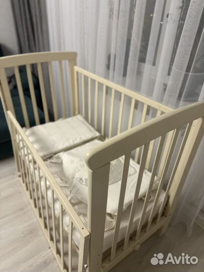 Детская кроватка с поперечным маятником