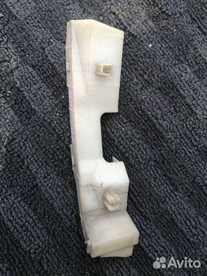 Крепление бампера переднее правое Nissan Cube Z11