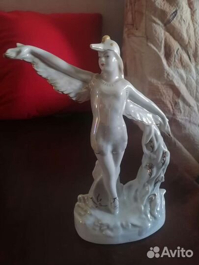 Статуэтка фарфор