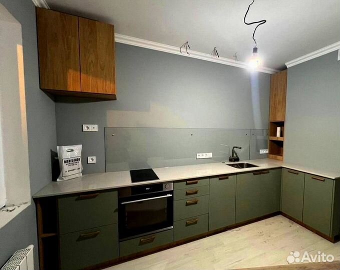 Угловая кухня на заказ до потолка