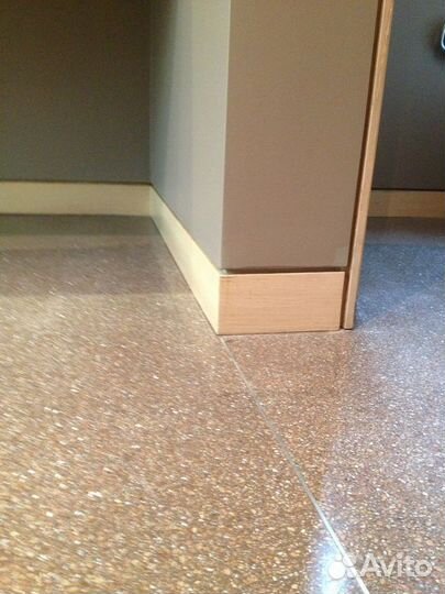 Плинтус алюминиевый