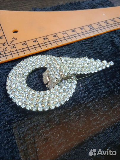 Крючок шубный со стразами