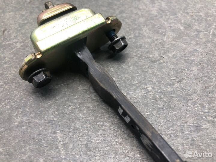 Ограничитель двери задний правый Mitsubishi