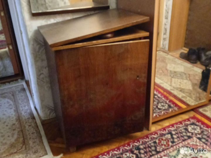 Тумбочка для ножной швейной машинки