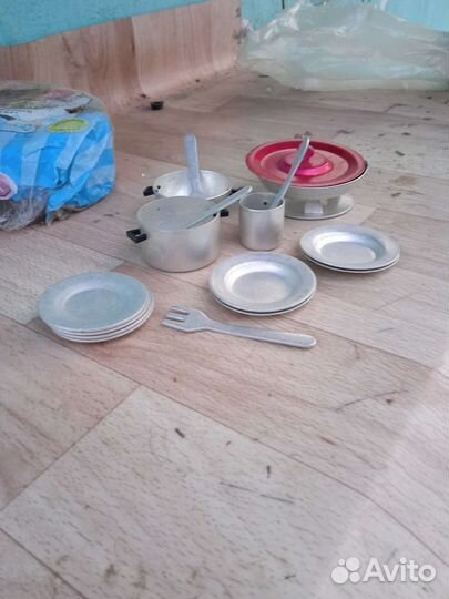 Детская игрушечная посуда, посуды много