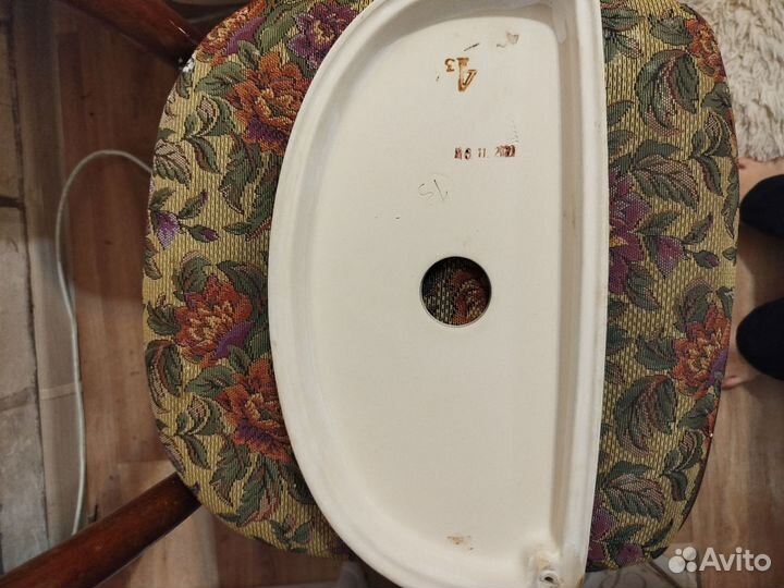 Крышка от сливного бачка унитаза