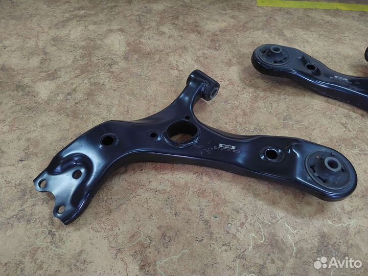 Нижний рычаг Королла Аурис