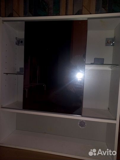 Навесной шкаф с зеркалом