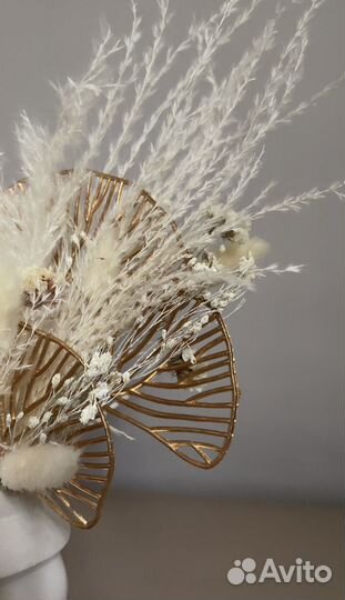 Композиция из сухоцветов в кашпо из гипса