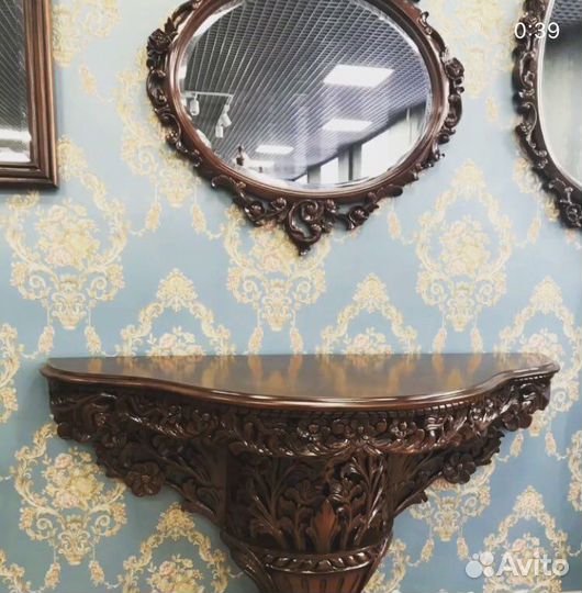 Зеркало настенное в резной деревянной раме