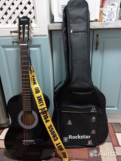 Гитара шестиструнная почти новая цена 5тысяч