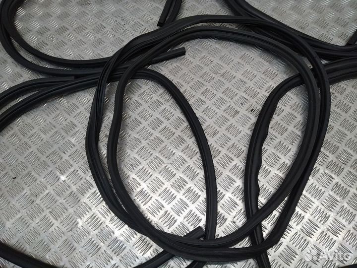 Уплотнитель дверного проёма Mitsubishi Outlander X