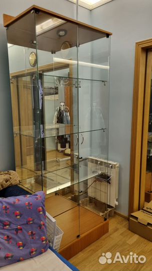 Шкаф витрина с зеркалом и подсветкой
