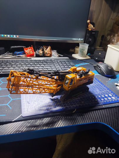 Кран на гусеницах в масштабе 1:50