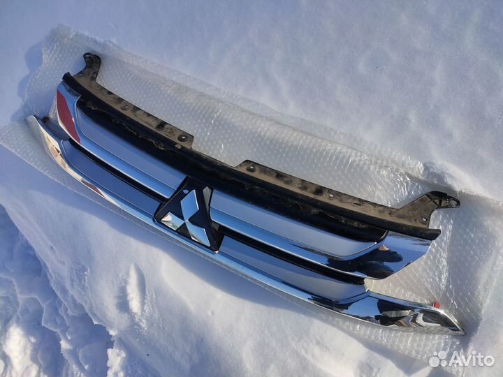 Решетка радиатора Mitsubishi Outlander оригинал