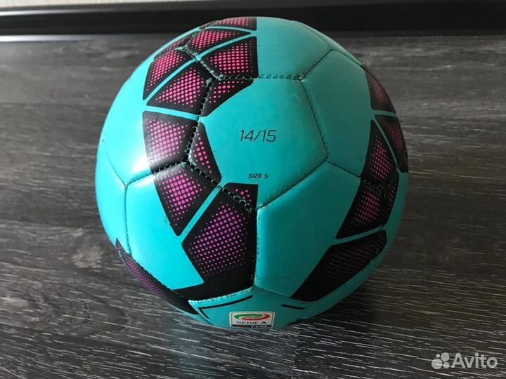 2 футбольных мяча (Nike, Adidas)