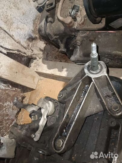 Кронштейн крепления МКПП Renault Megan 2