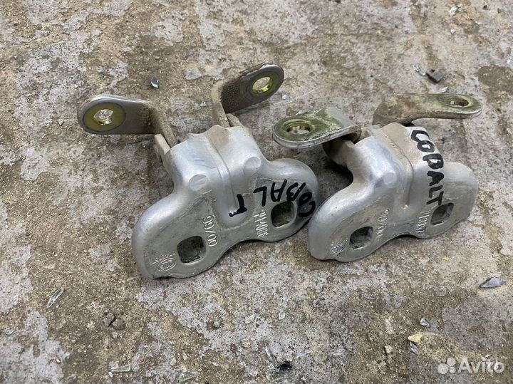 Задние правые петли двери Шевроле Кобальт