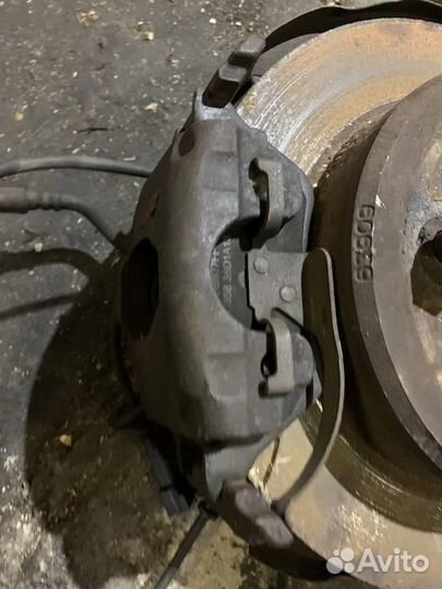 Суппорт задний левый chrysler Town Country 2001-2