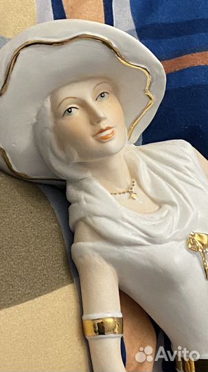 Фарфоровая Статуэтка дама с собакой