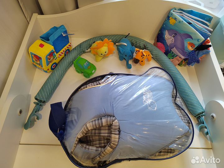 Развивающие игрушки и вещи для малышей пакетом
