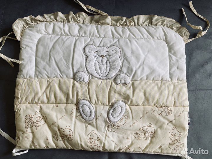 Бортики в кроватку с простынью