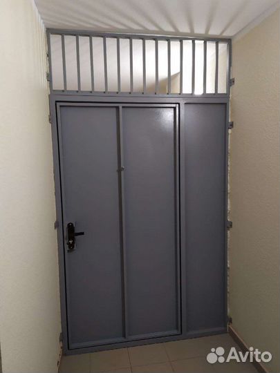 Дверь металлическая лестничная