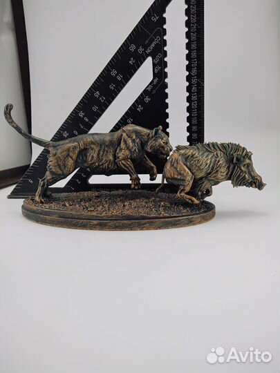 Статуэтка охота тигра на кабана