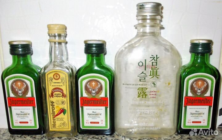 Пустые бутылки из - под напитков